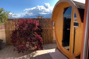 Sauna finlandese classica a botte installata in giardino Natura