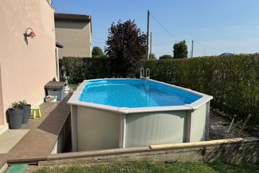 Elegante piscina fuori terra in acciaio bianco da 730x360x130 cm, perfetta per giardini di ogni dimensione. Resistente, facile da installare e ideale per rinfrescarsi tutta l'estate. Design moderno e materiali di qualità per una lunga durata.