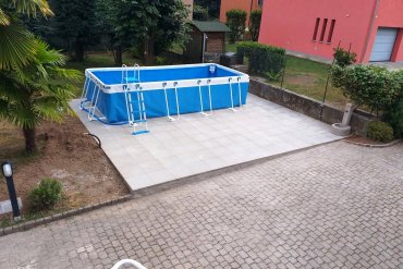 Piscina tubolare Laguna Large 125 montata su superficie piastrellata: struttura resistente in acciaio, installazione rapida e perfetta integrazione nel giardino.