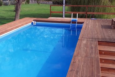 Piscina fuori terra in tubolari Laguna Large: struttura robusta, installazione rapida e raffinato decking in legno per trasformare il tuo giardino.