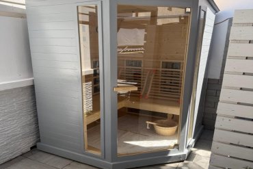 Sauna infrarossi da interno installata angolare, con LED, mp3 e Bluetooth. Completa di pannello di controllo digitale.