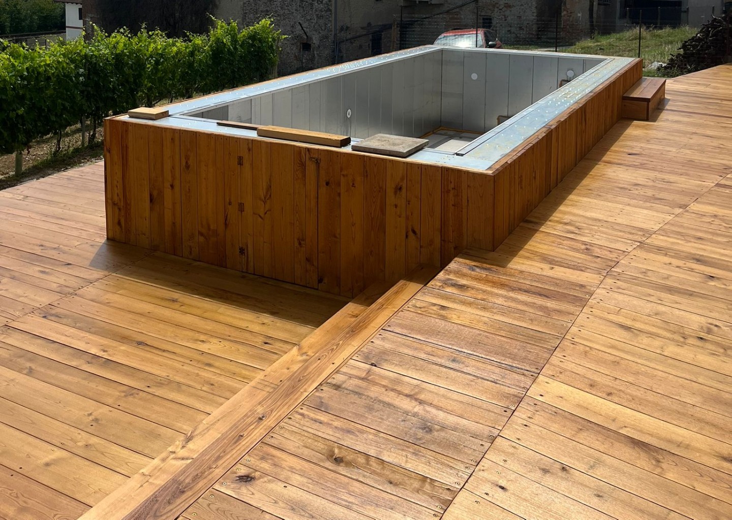 Piscina ASTREA autoportante rettangolare con rivestimento in legno su ampia terrazza
