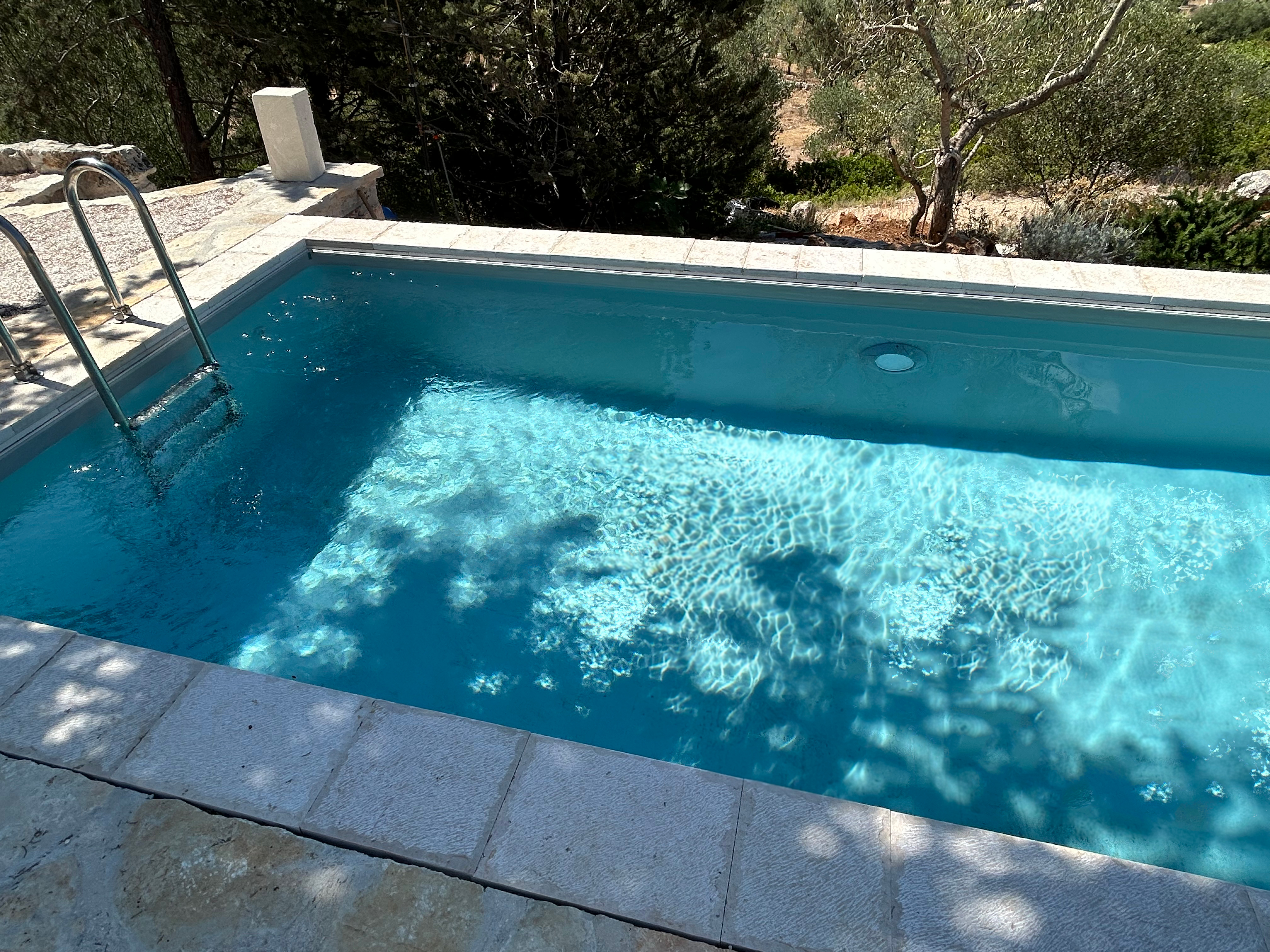 Piscina fuori terra Astrea con acqua trasparente e riflessi di luce