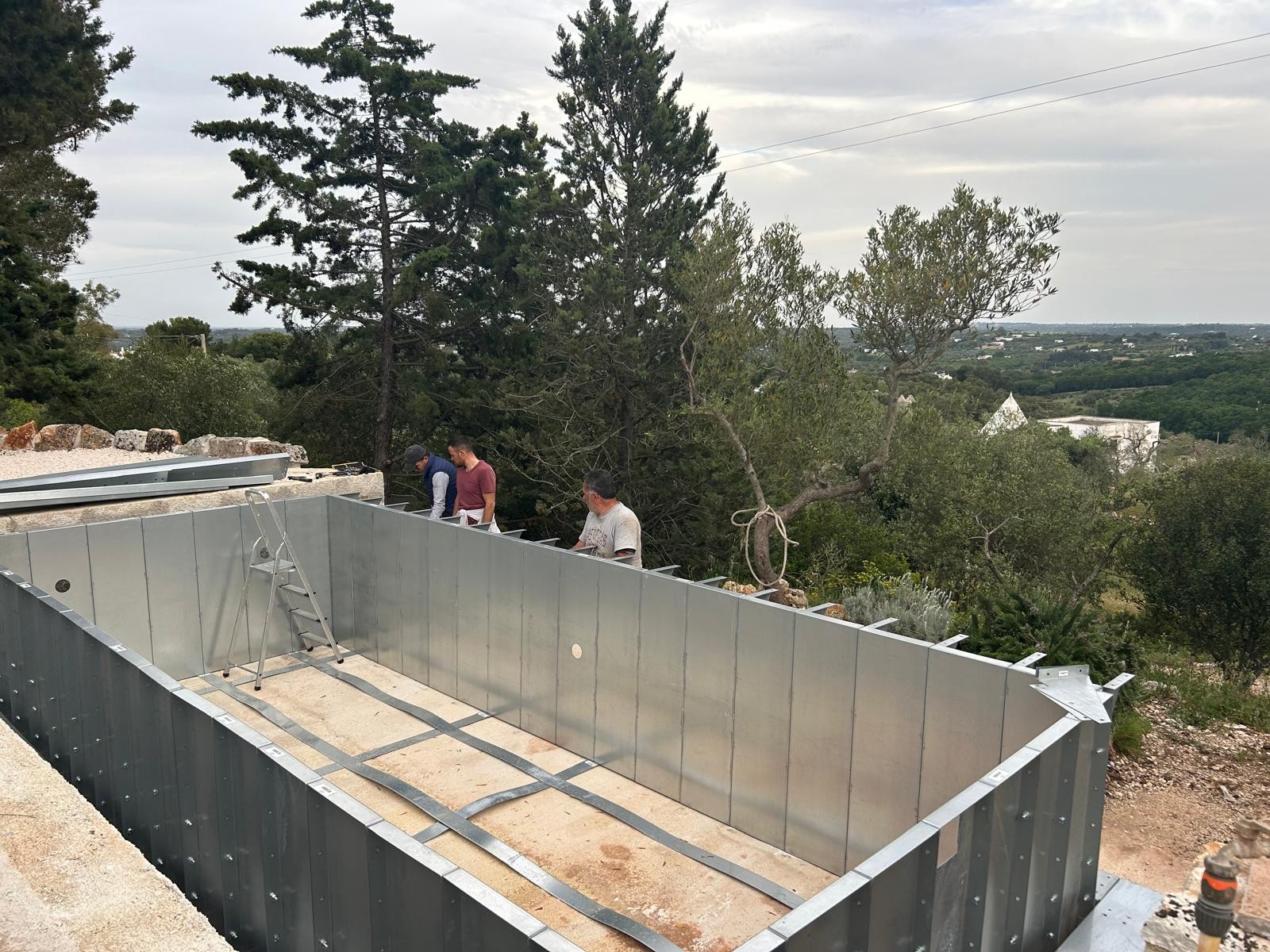piscina rettangolare autoportante in acciaio ASTREA 6 metri in giardino panoramicoa