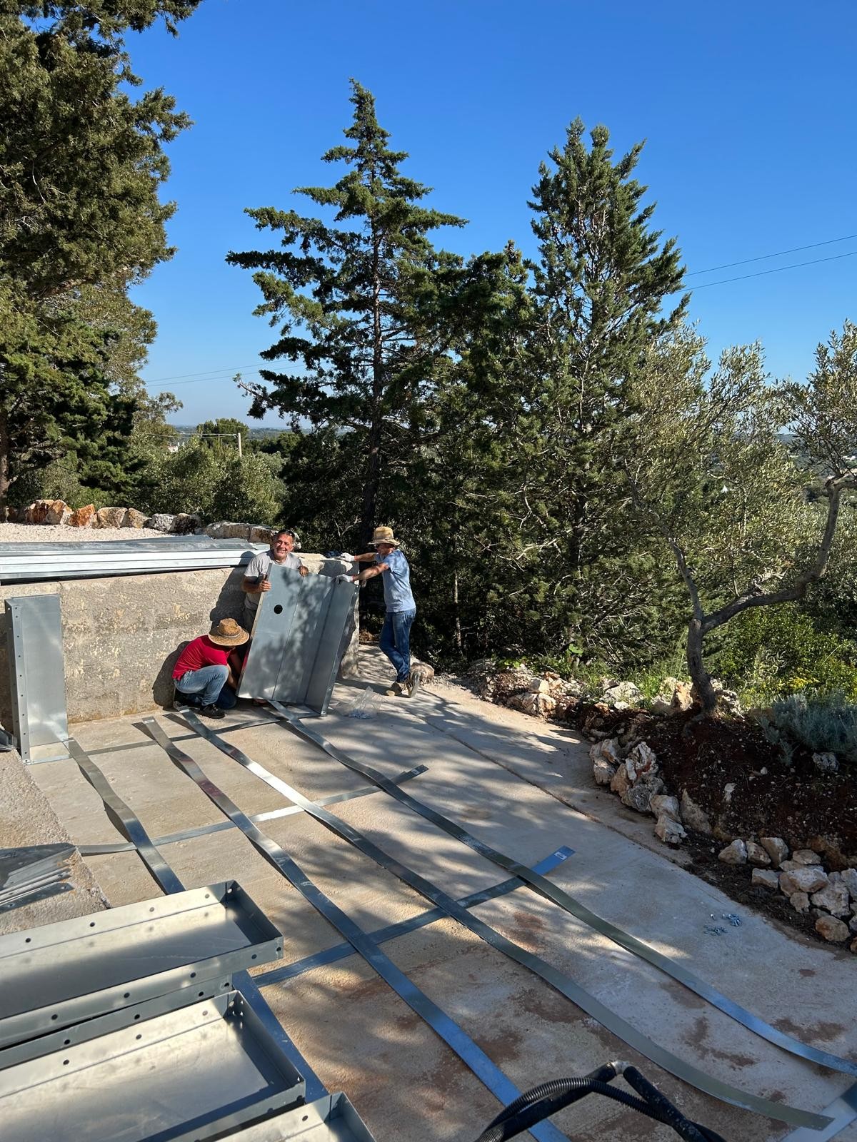 Fasi di assemblaggio della piscina rettangolare ASTREA 6x3 metri in acciaio galvanizzato su terrazza
