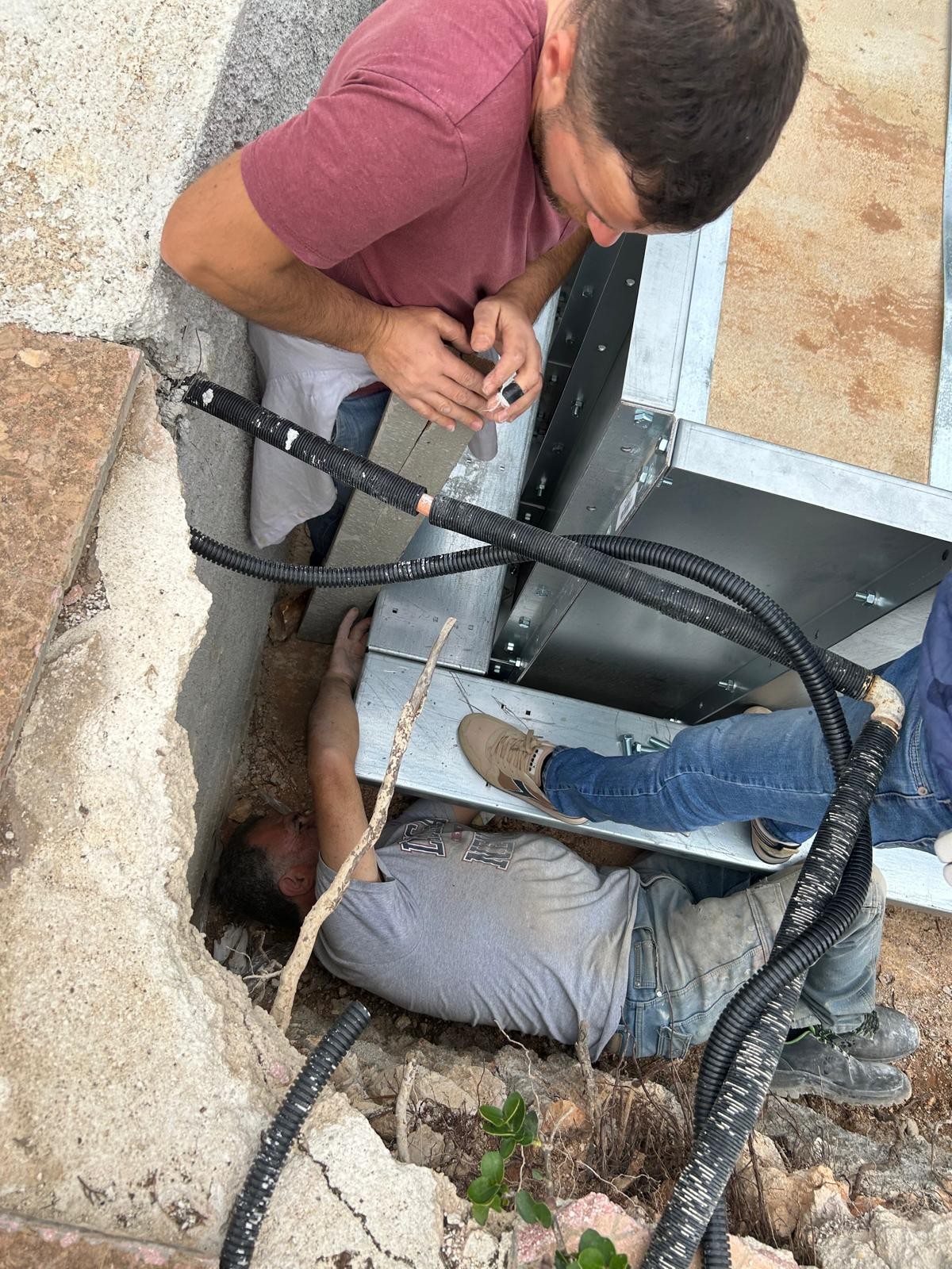 Installazione dei pannelli laterali della piscina fuori terra ASTREA 6 metri tra gli ulivi