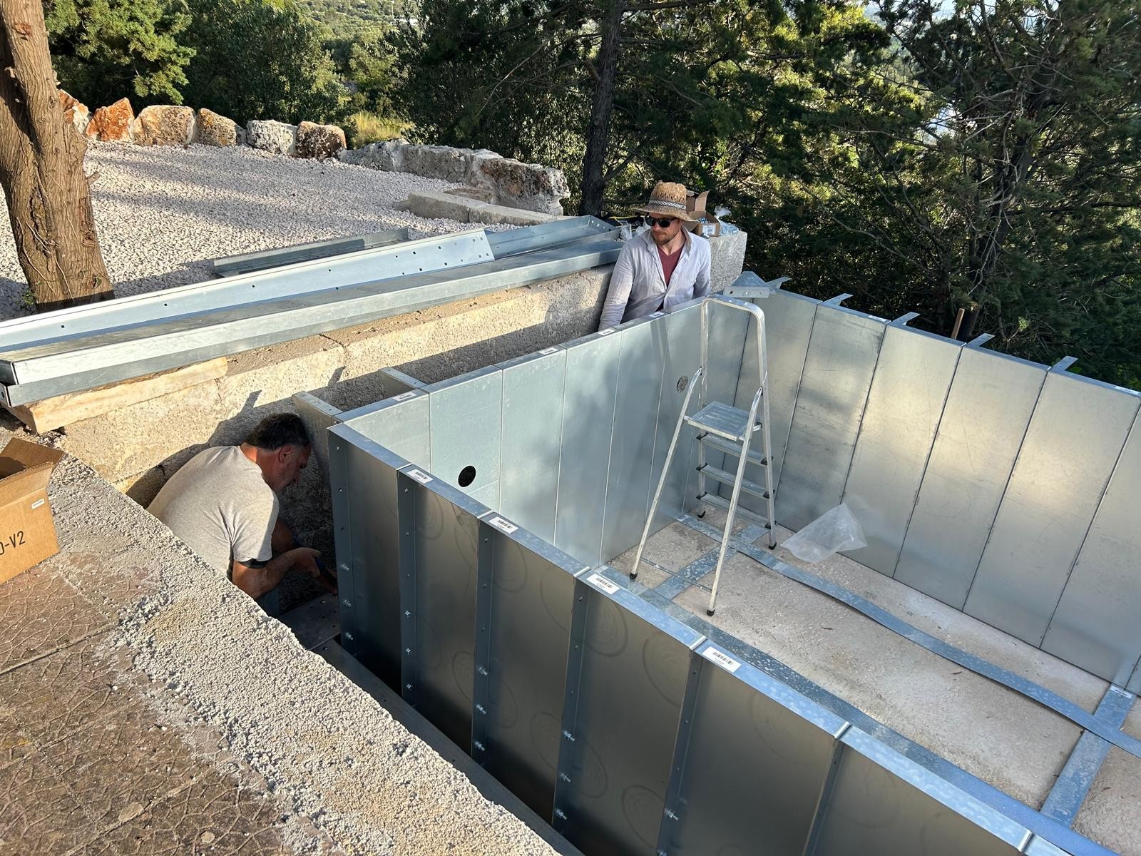 Costruzione piscina fuori terra ASTREA 6 metri: dettaglio dei rinforzi metallici e bulloneria