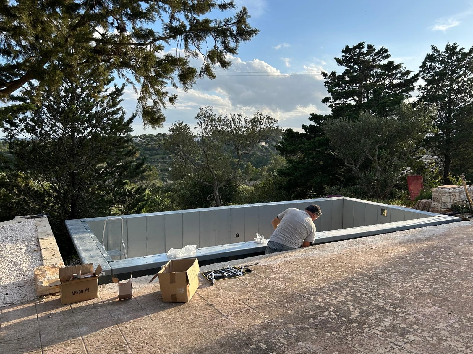 Installazione bordo e struttura piscina rettangolare ASTREA 6 metri con vista sulla valle