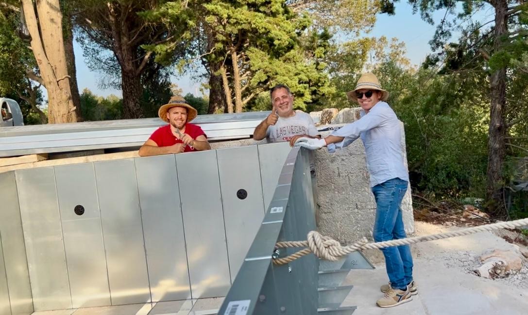 Piscina autoportante ASTREA 6 metri in fase di montaggio, panorama collinare sullo sfondo