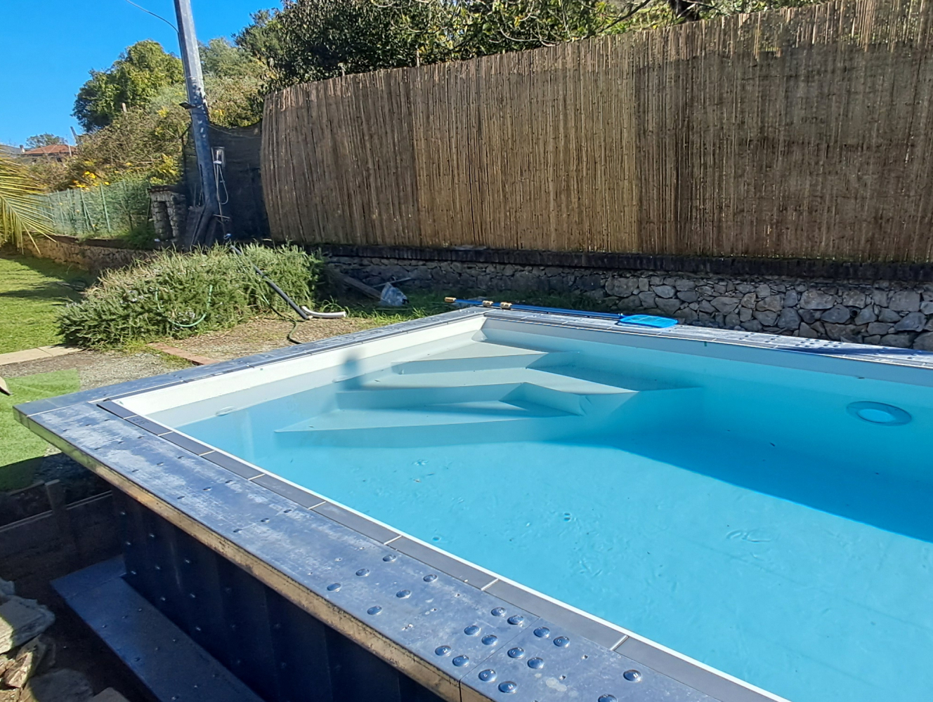 Piscina rettangolare in acciaio pronta per finitura perimetrale