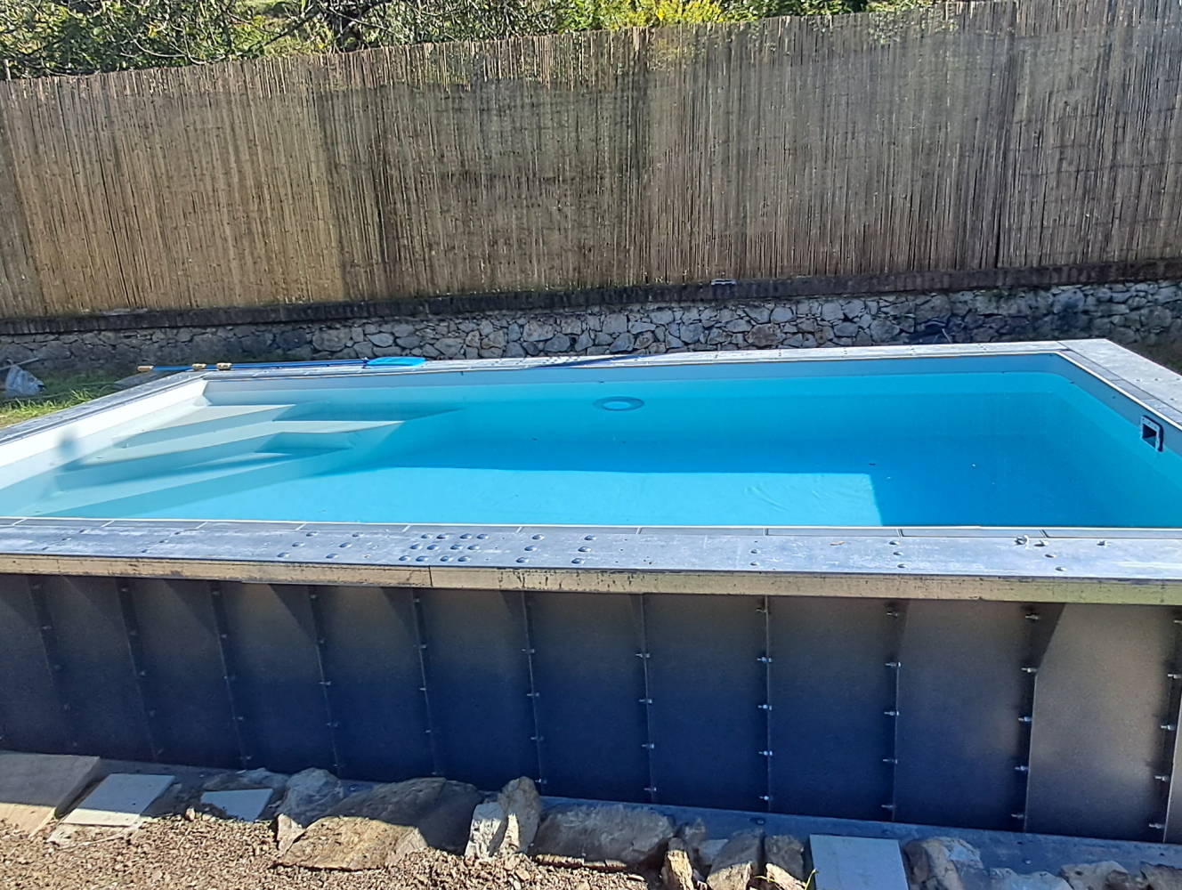 Piscina rettangolare con gradini interni e struttura robusta