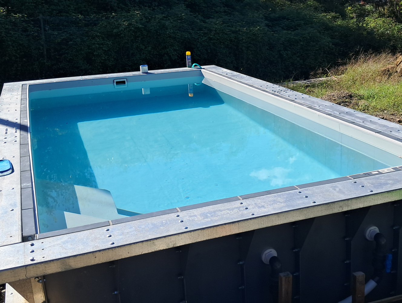 Piscina da giardino in pannelli d’acciaio pronta al rivestimento