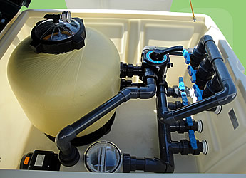 Come è fatto il vano tecnico filtrante preassemblato per piscina interrata in kit in pannelli d'acciaio 9x3 m - h.135 cm: foto dell'interno del locale tecnico
