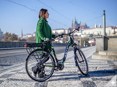 Bicicletta elettrica da città URBAN 1.2 (17) in città - Immagine 2