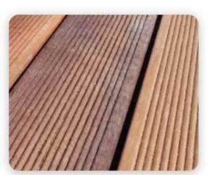 bordo piscina in legno