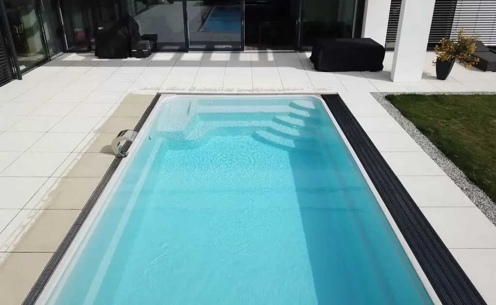 Piscina interrata in vetroresina Dive Pool ambientata in giardino