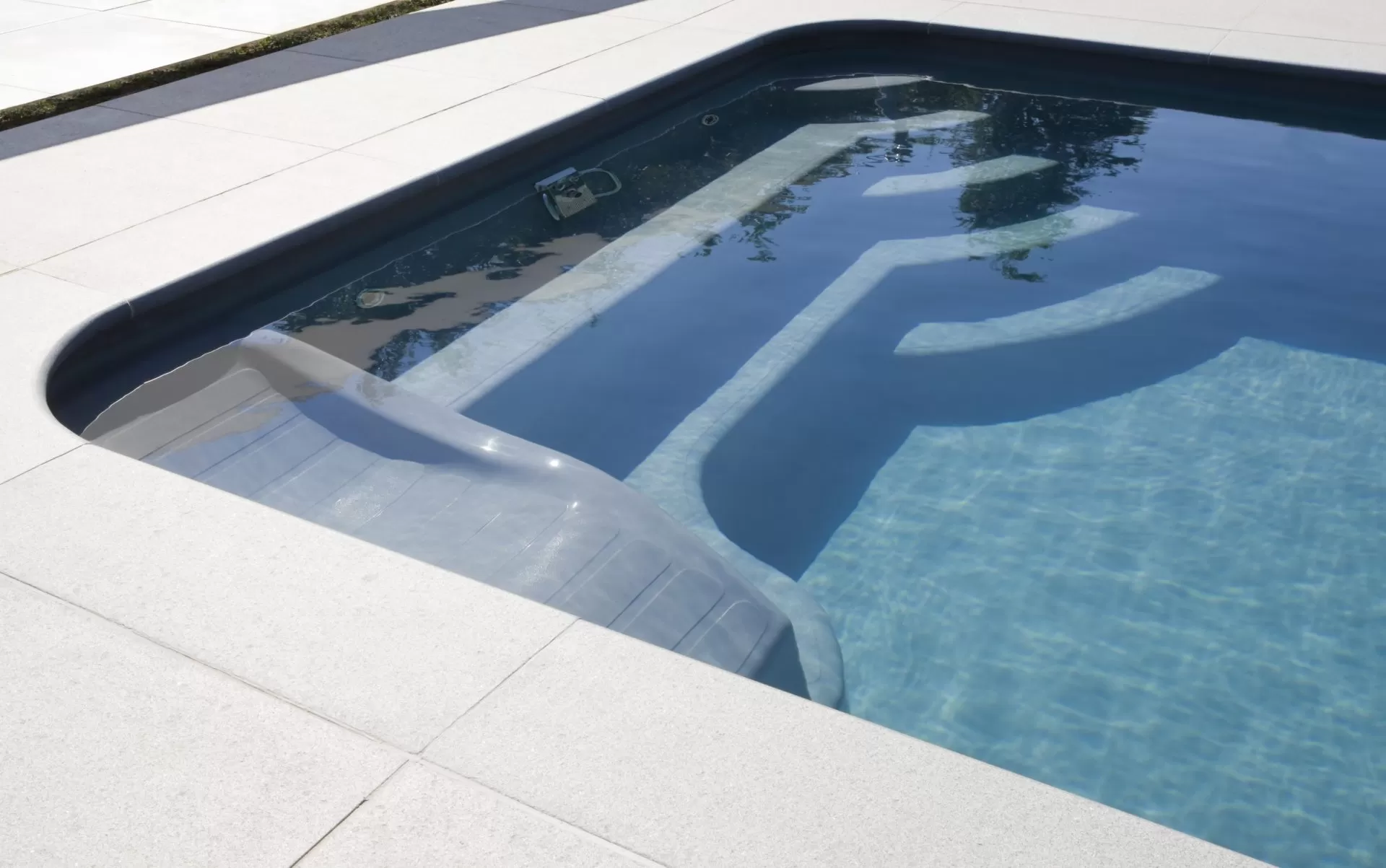 Piscina interrata Dive Pool inserita in un giardino