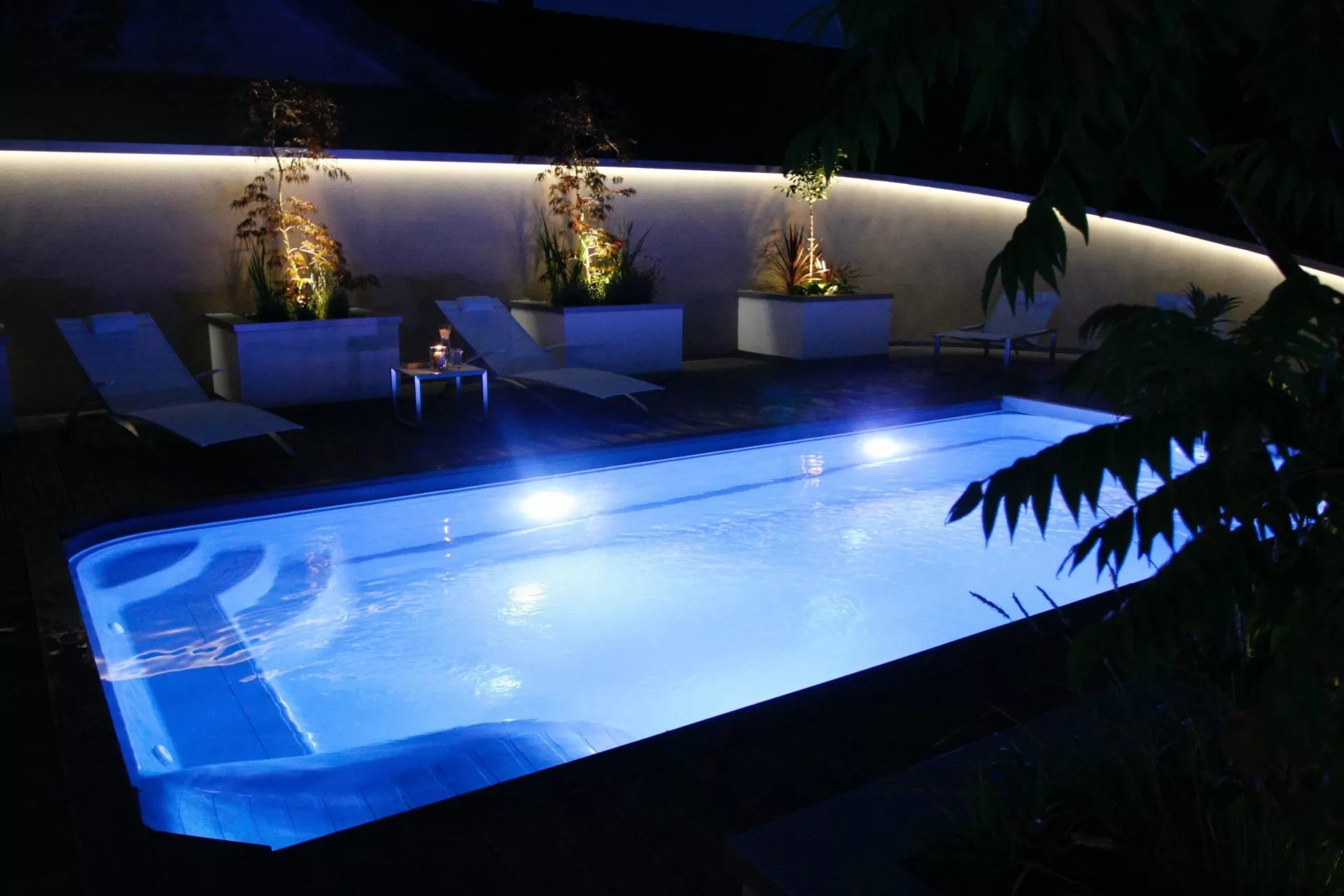 Piscina Dive Pool in vetroresina illuminata in uno spazio esterno