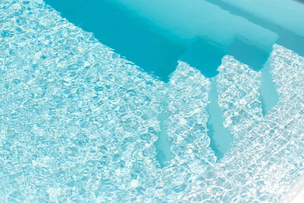 Piscina Mini Pool in vetroresina illuminata in uno spazio esterno