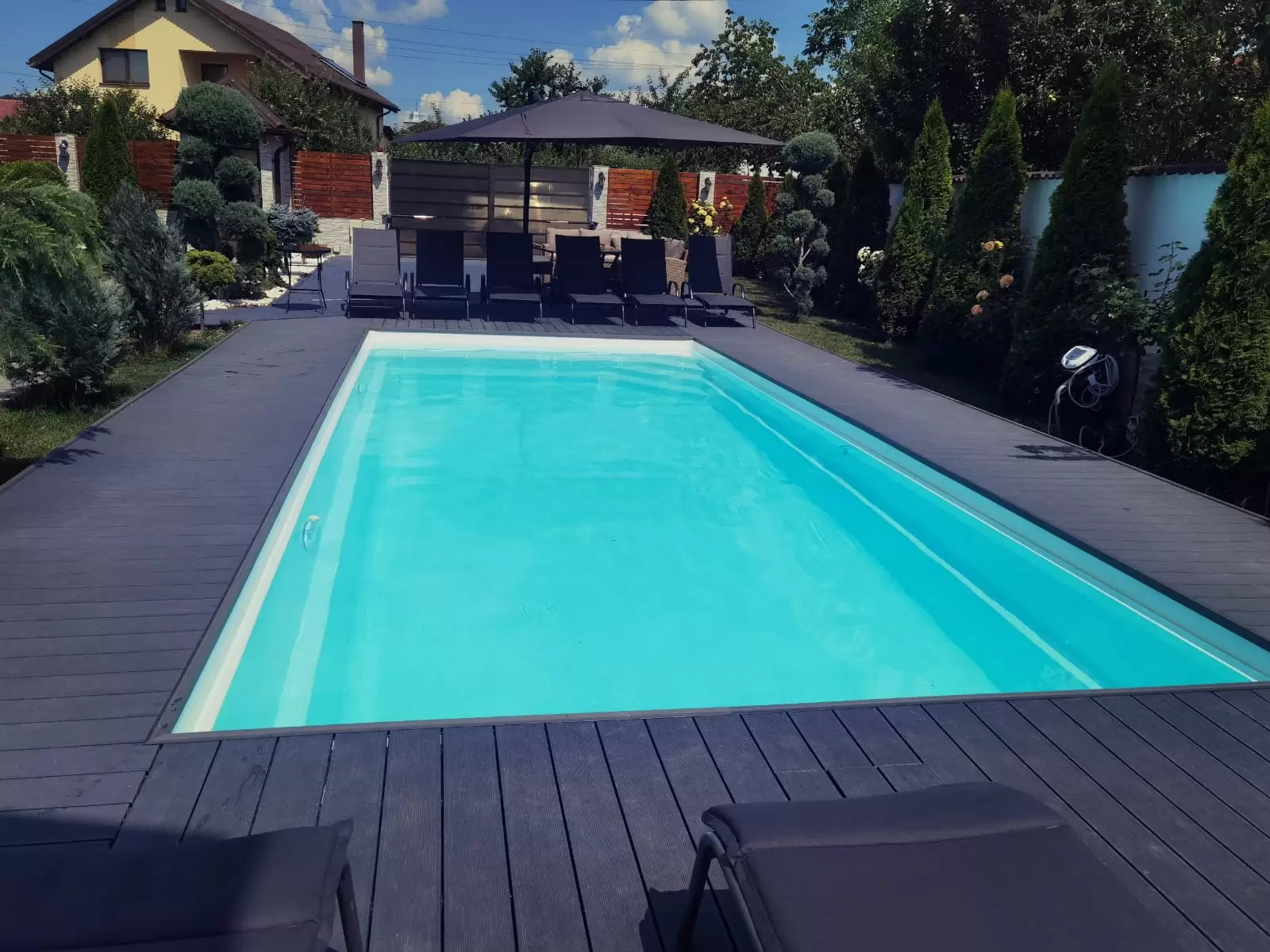 Piscina interrata in vetroresina Sport Pool ambientata in giardino