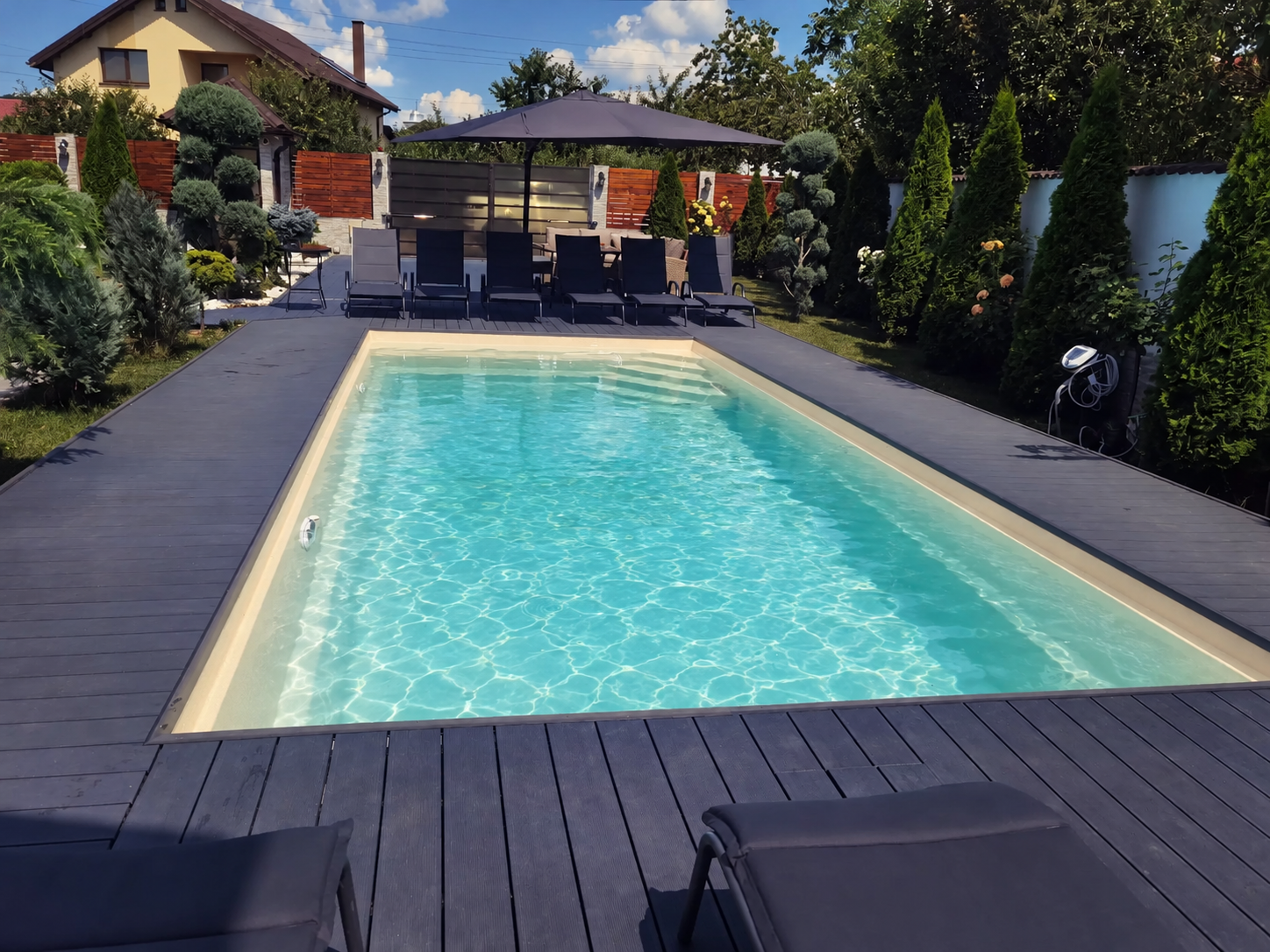 Piscina interrata in vetroresina Sport Pool ambientata in giardino