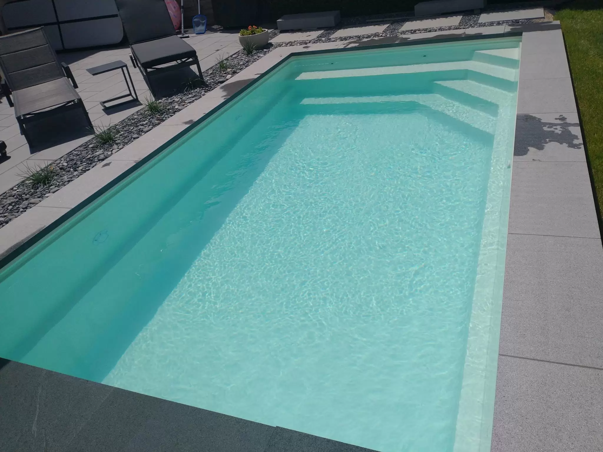 Piscina Sport Pool in vetroresina illuminata in uno spazio esterno