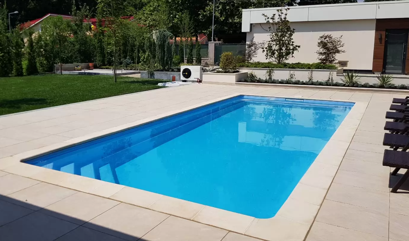 Piscina interrata Sport Pool inserita in un giardino