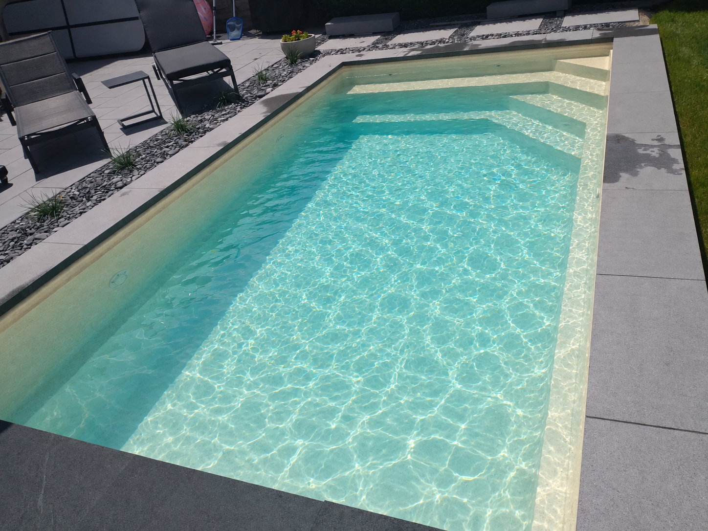 Piscina Sport Pool in vetroresina illuminata in uno spazio esterno