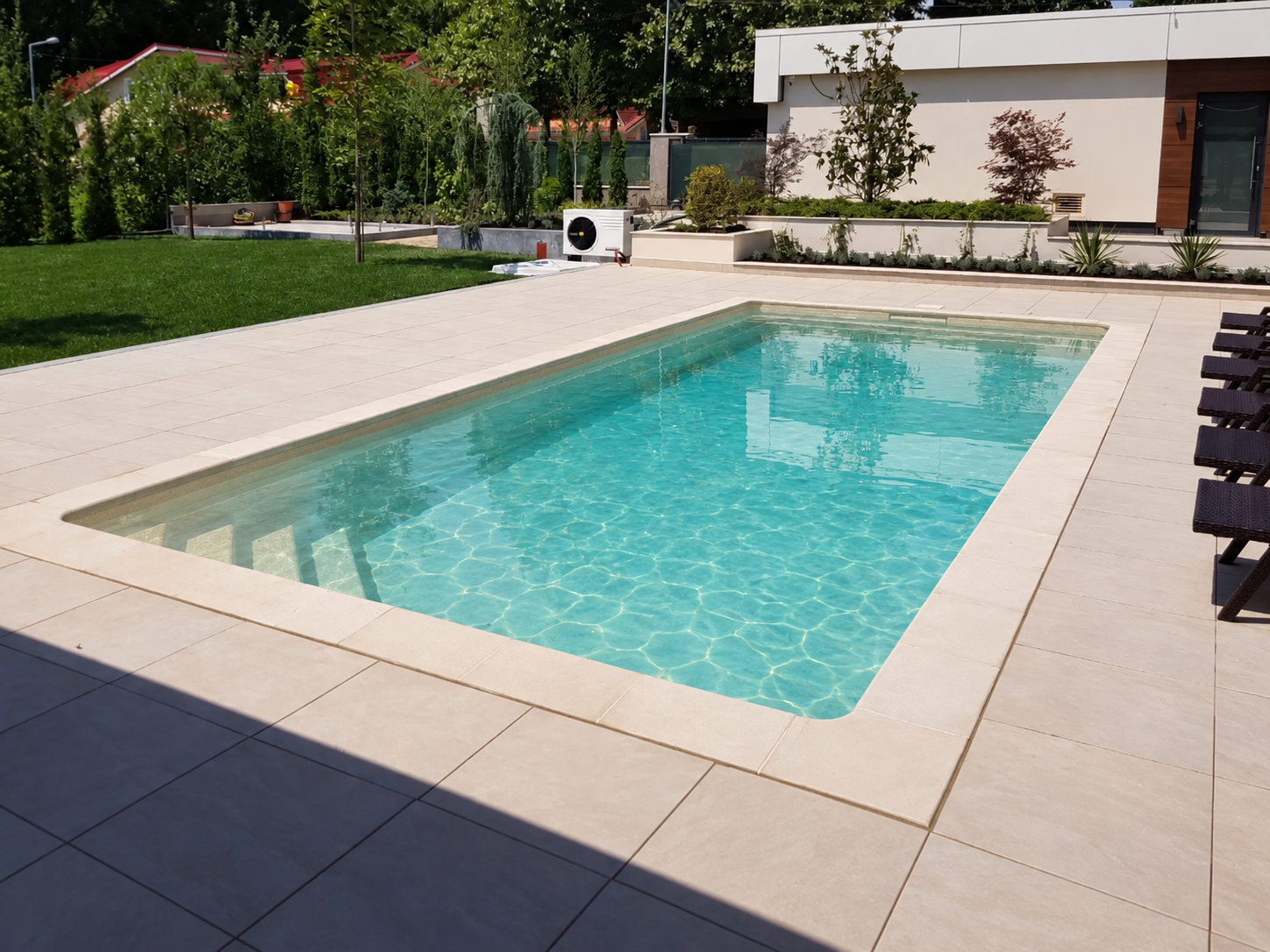 Piscina interrata Sport Pool inserita in un giardino