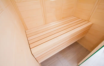 Sauna finlandese classica Regina 20 - Interno della sauna con finiture eleganti in legno di tiglio